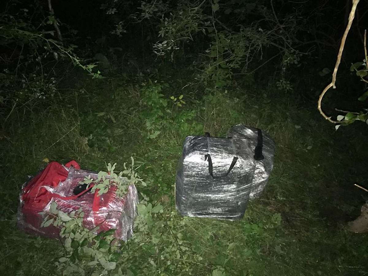 Біля кордону з Польщею затримали француза з блоками сигарет
