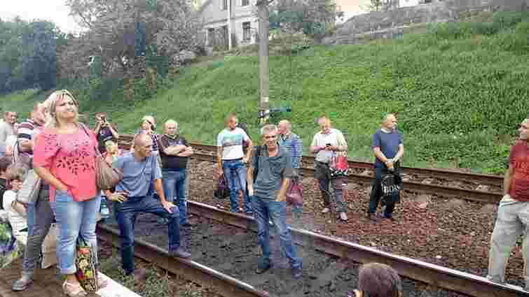 На станції Підзамче у Львові люди перекрили залізничну колію