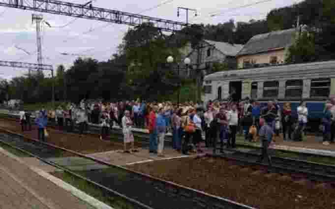 У електричці, через яку перекрили залізничну колію у Львові, було ще 220 вільних місць