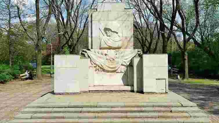 У Варшаві демонтують пам’ятник «подяки» солдатам радянської армії