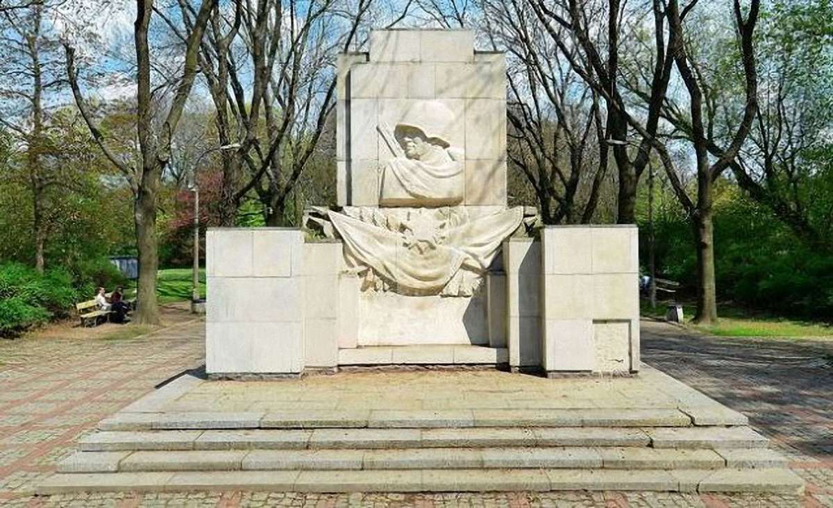 У Варшаві демонтують пам’ятник «подяки» солдатам радянської армії