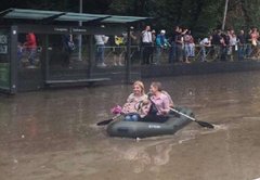 Наслідки масштабної зливи у Львові: човни на вулицях міста