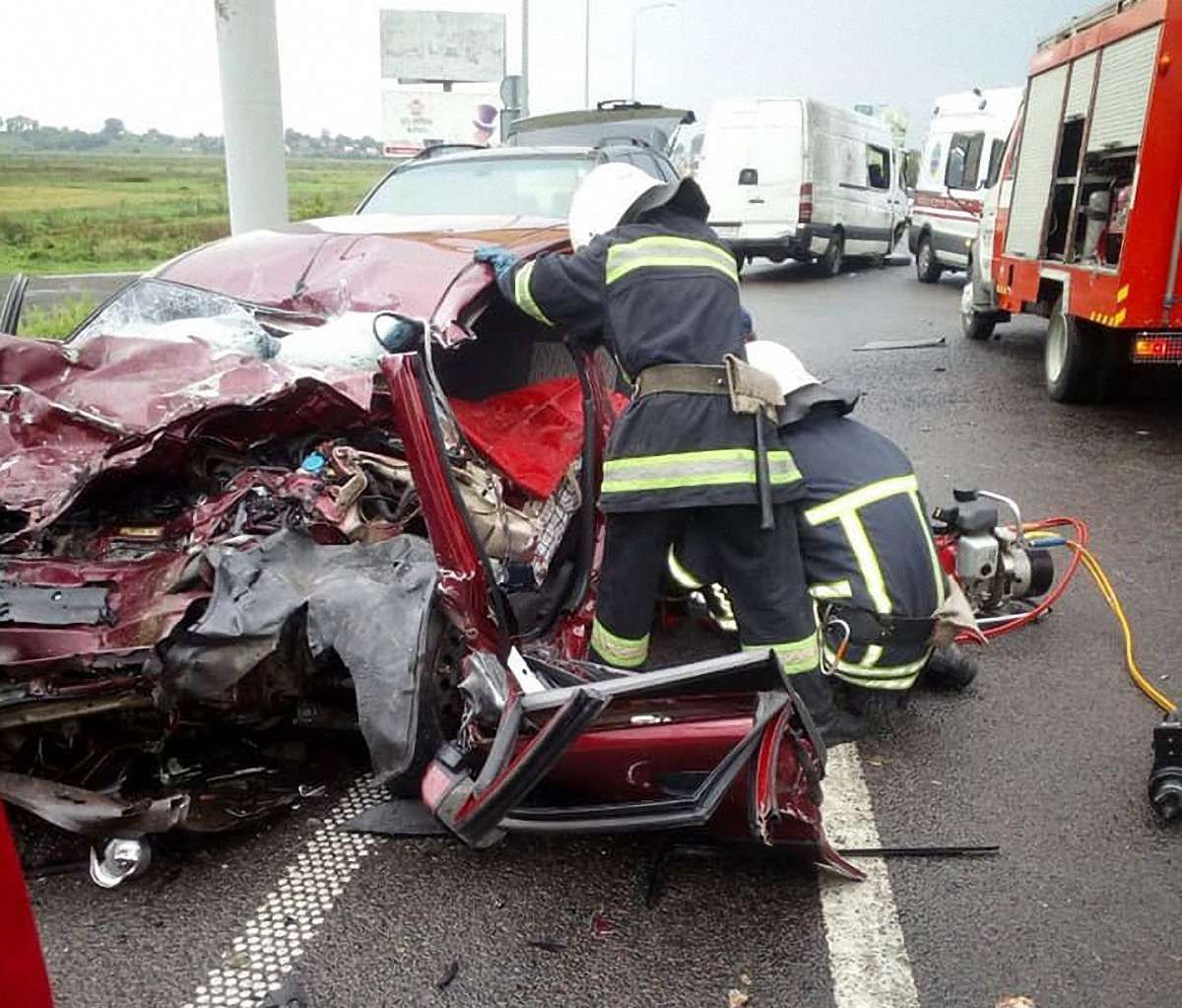 Двоє людей загинули внаслідок зіткнення трьох автівок біля Львова