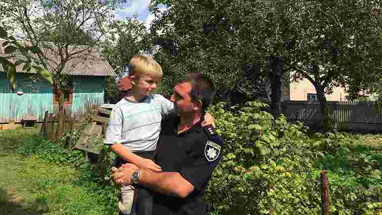 Львівська поліція 14 годин шукала 9-річного хлопчика, який спав у кущах на околиці села
