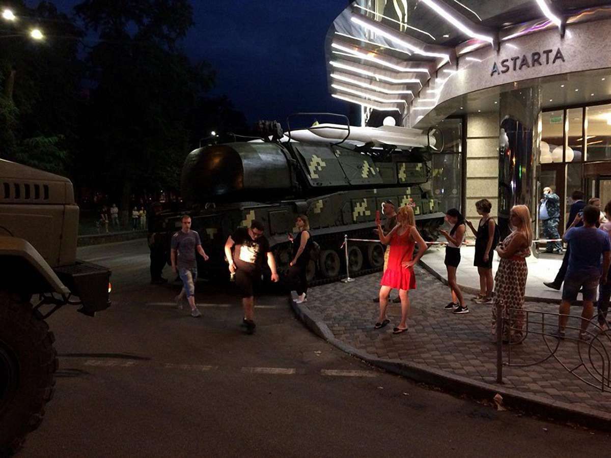 Під час репетиції святкового параду в Києві ЗРК «Бук» в'їхала у бізнес-центр