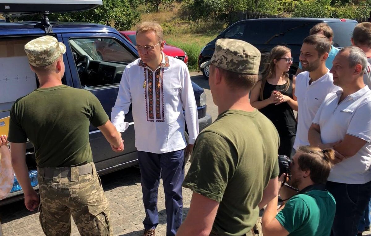 Андрій Садовий передав військовим у Краматорську обладнання від громади Львова