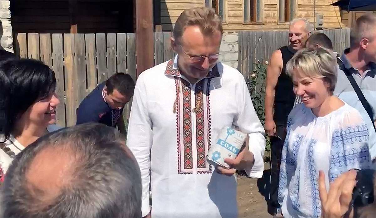 На 50-річний ювілей Андрію Садовому подарували пачку солі