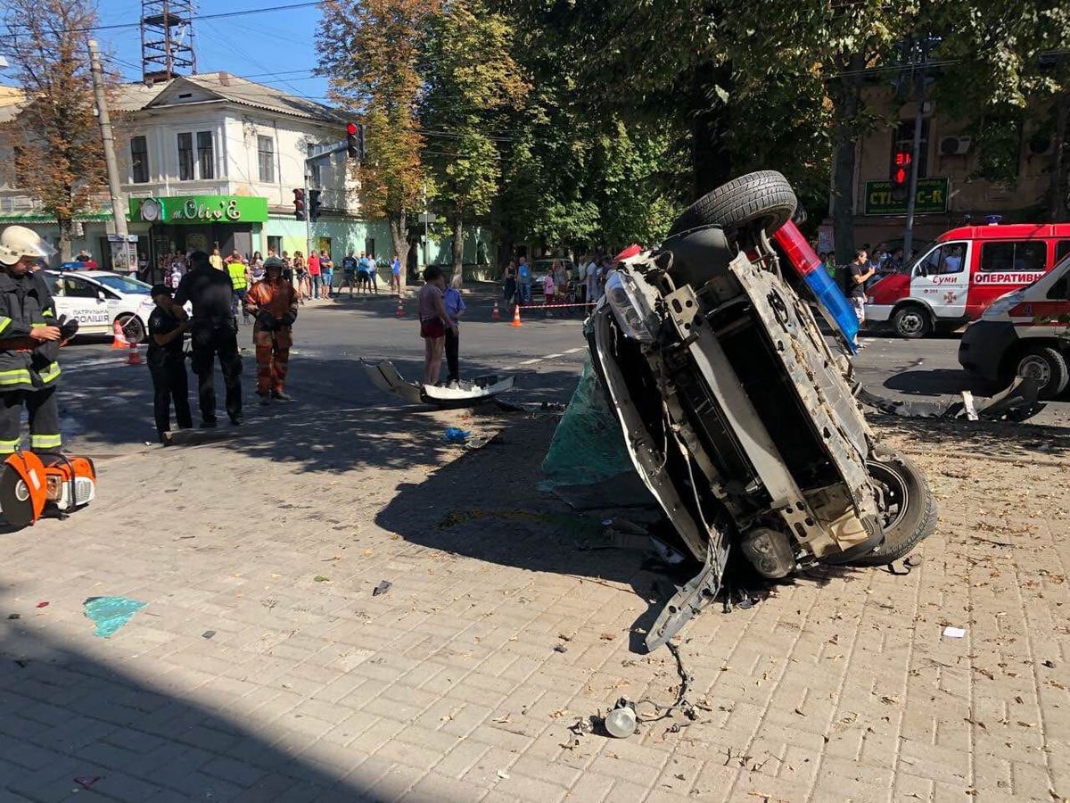 В Сумах автомобіль патрульних після зіткнення з іншим авто в’їхав у пішоходів