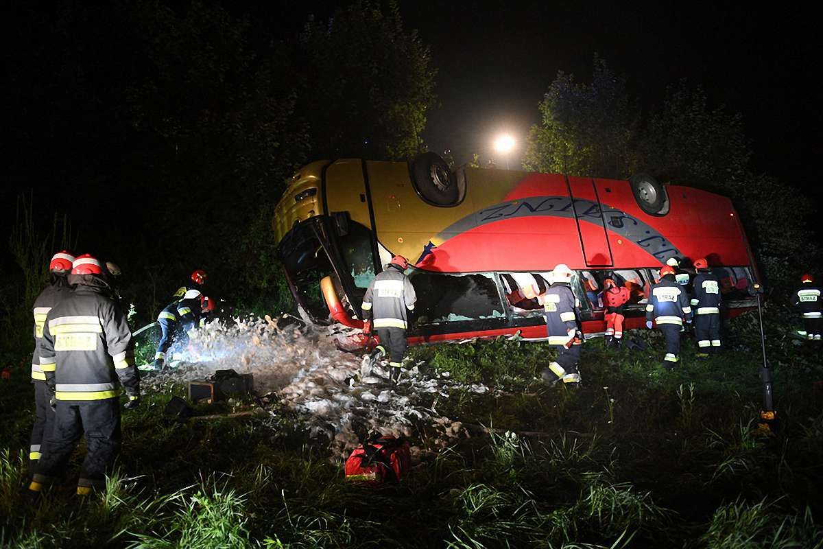 Водій львівського туристичного автобуса, що розбився в Польщі, не визнав своєї провини