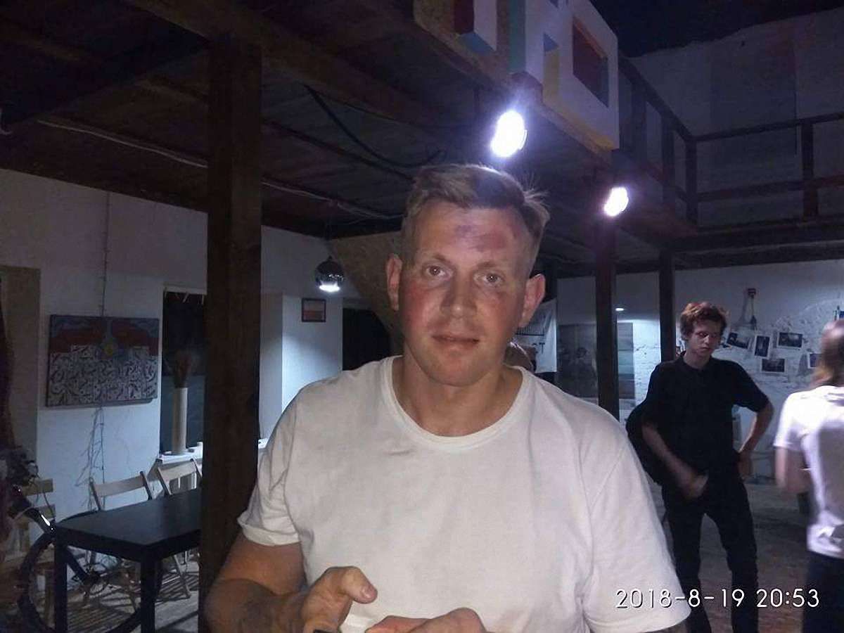 В Маріуполі невідомі в балаклавах напали на відвідувачів мистецької акції