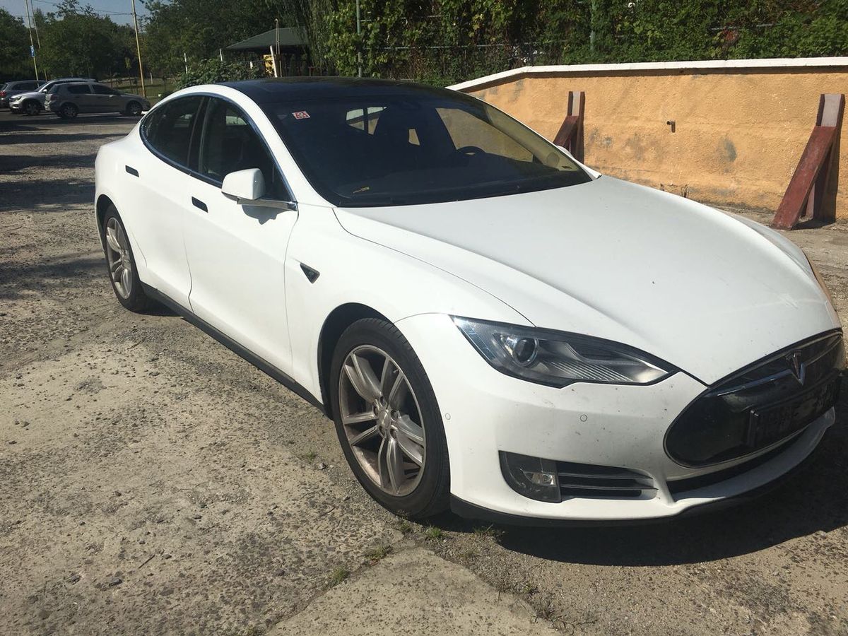 На Закарпатті митники конфіскували в українця електромобіль Tesla Model S
