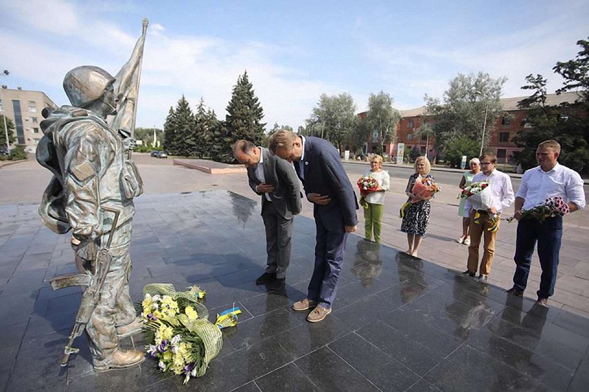 Садовий та львівська делегація вшанували захисників України у Нікополі