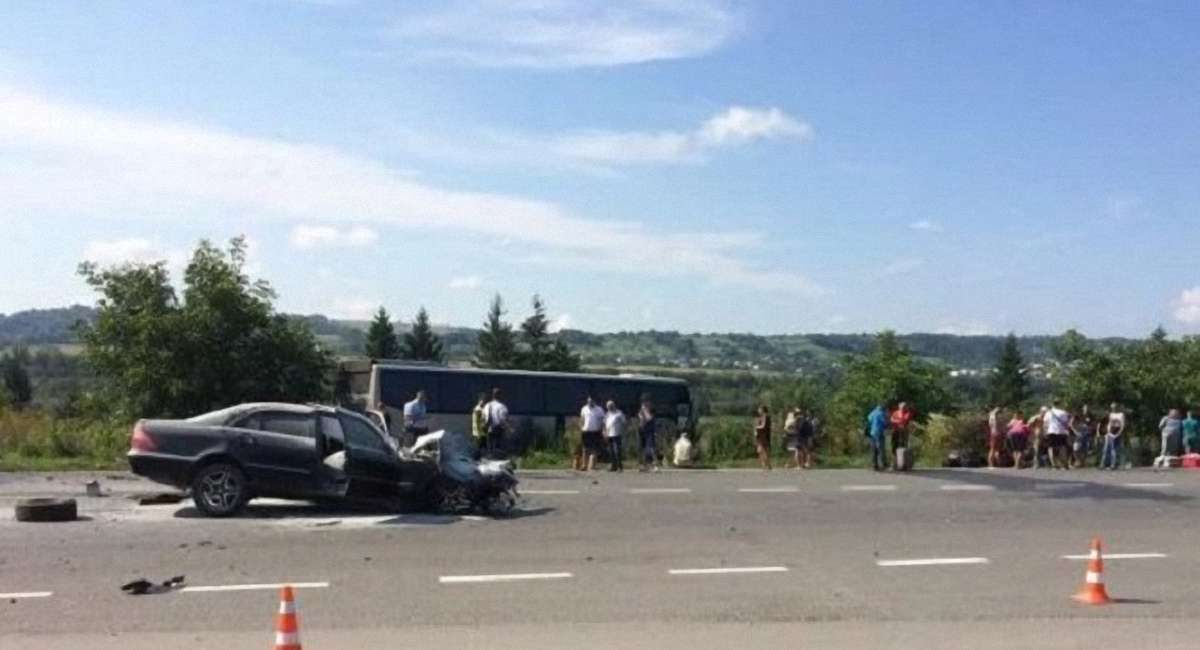 У лікарні Золочева помер пасажир легковика, який зіштовхнувся із рейсовим автобусом
