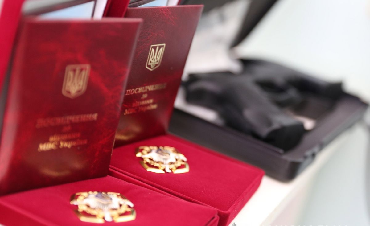 Львівському поліцейському, якого поранив графітник, вручили пістолет та пообіцяли житло
