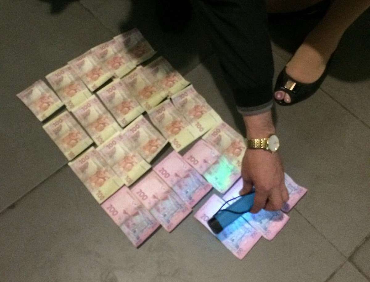 Суд оштрафував на ₴17 тис. інспекторку митного поста «Мостиська» за хабар