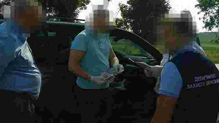 На Львівщині поліція затримала групу митників, що брали хабарі за ввезення авто на єврономерах