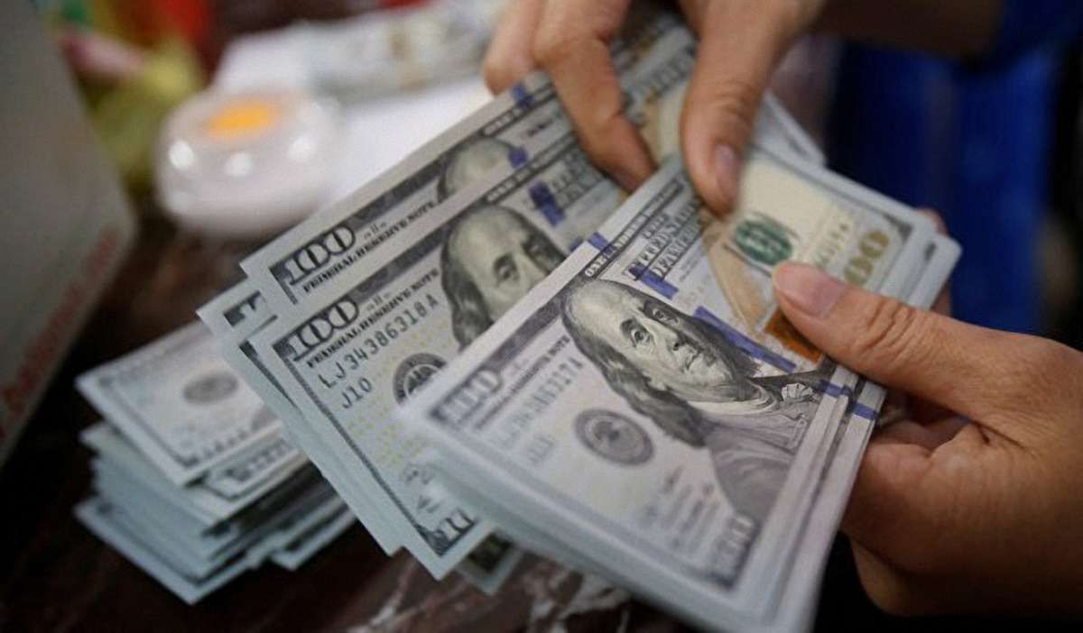 За місяць українці продали понад $780 млн готівкової валюти