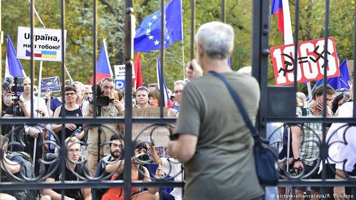 У річницю Празької весни під посольством Росії в Чехії відбулися масові протести