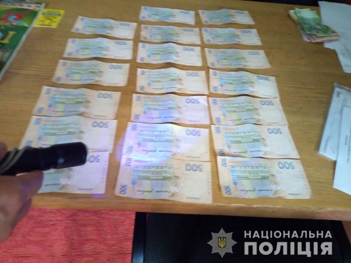 Керівника палацу культури у Новояворівську затримали на хабарі у ₴10 тис.