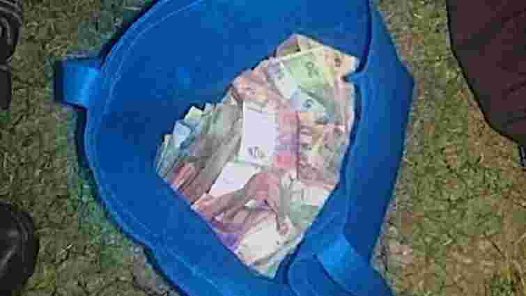 У Львові затримали двох чоловіків з сумкою грошей дрібними купюрами
