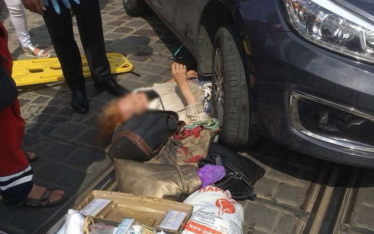 Біля Личаківського цвинтаря у Львові авто збило літню жінку