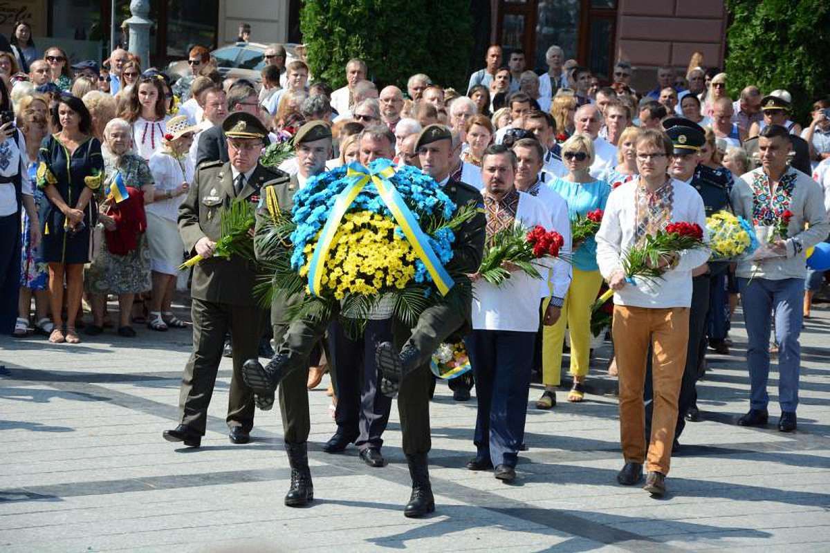 У Львові представники влади та громадськості поклали квіти до пам'ятника Шевченку 