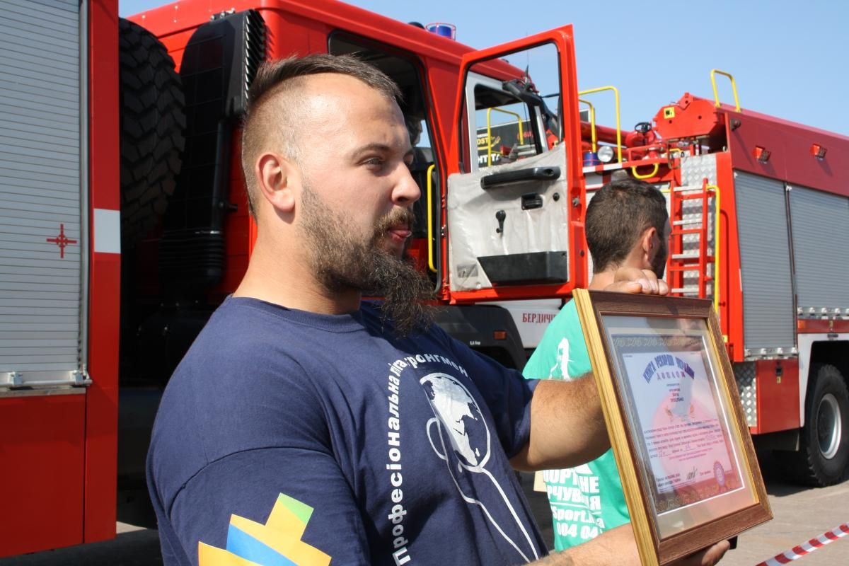 Житомирянин протягнув три пожежні автівки на 12 метрів і встановив національний рекорд