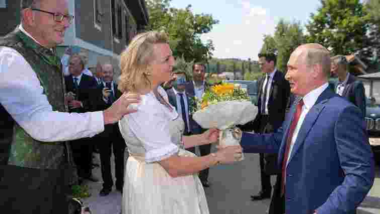 Голова МЗС Австрії розповіла про запрошення Путіна на весілля