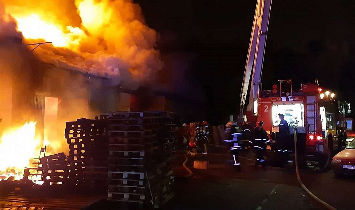 У Львові ліквідували масштабну пожежу у складі на Цитаделі
