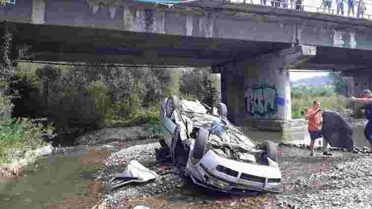 На трасі Львів-Ужгород автомобіль впав з мосту