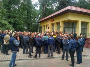 Працівники Львівського бронетанкового заводу не впускають на роботу директора