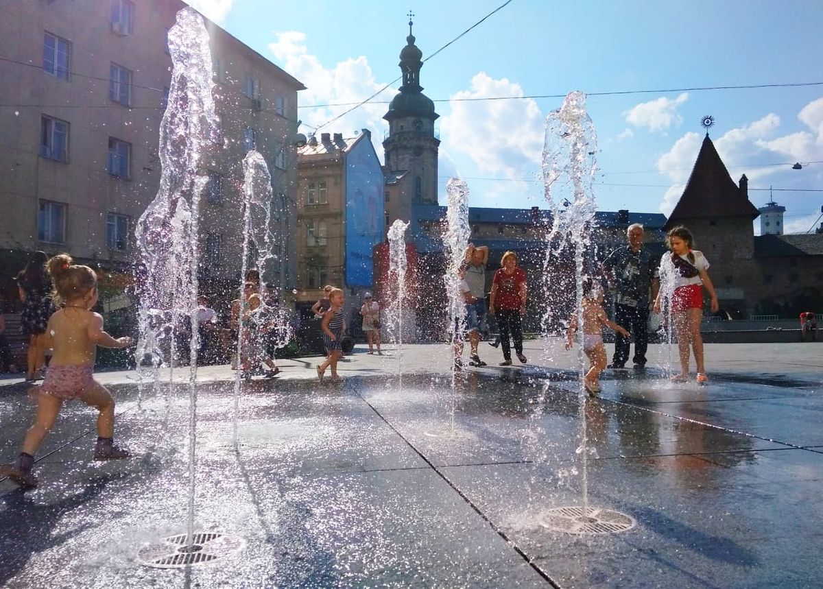 Барди, перформери і фестиваль східної кухні