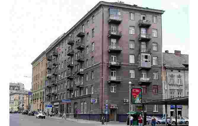 Поліцейські врятували юнака, що погрожував стрибнути з 7-поверхового будинку у центрі Львова
