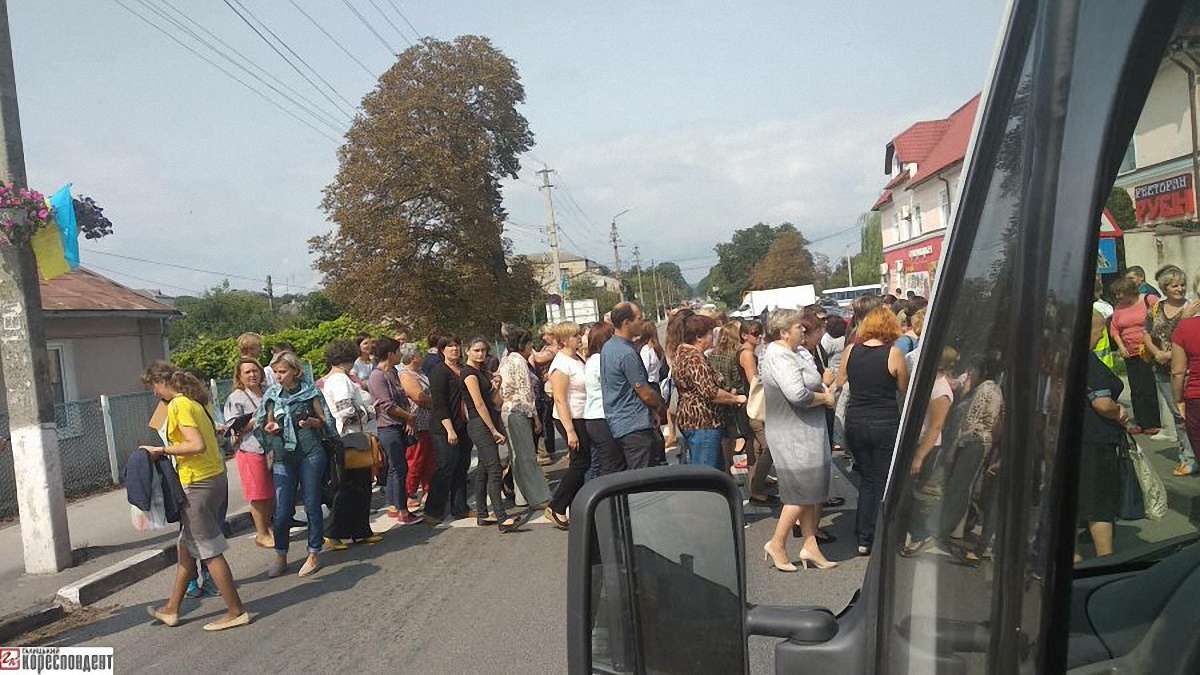 У  Рогатині вчителі перекрили трасу з Івано-Франківська до Львова