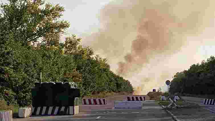 На Донбасі тимчасово закрили пункт пропуску через пожежу і детонацію боєприпасів