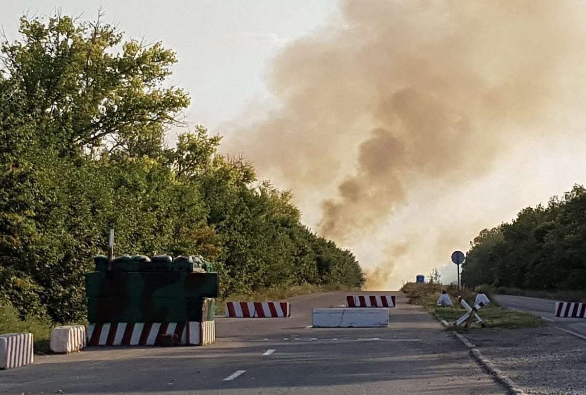 На Донбасі тимчасово закрили пункт пропуску через пожежу і детонацію боєприпасів