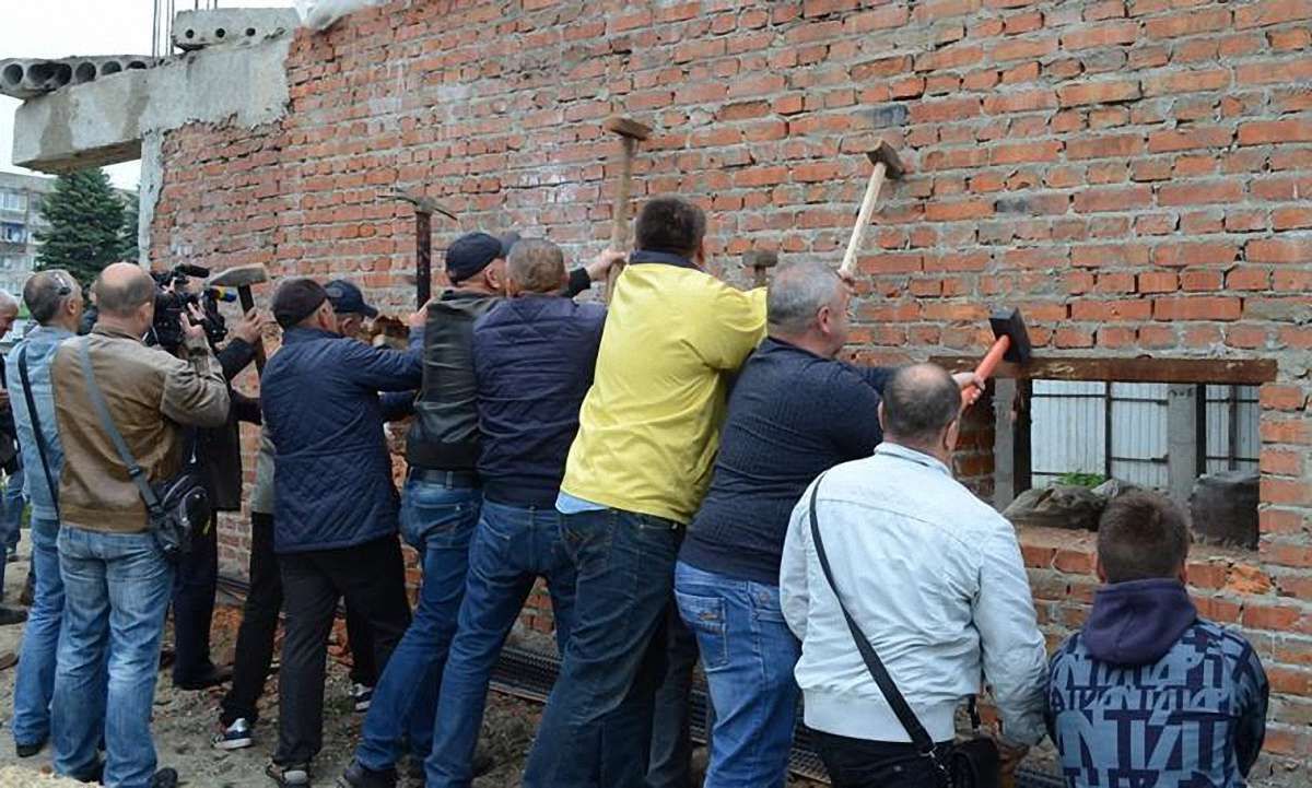 Поліція почала розслідування акції протесту проти самобуду у центрі Золочева 