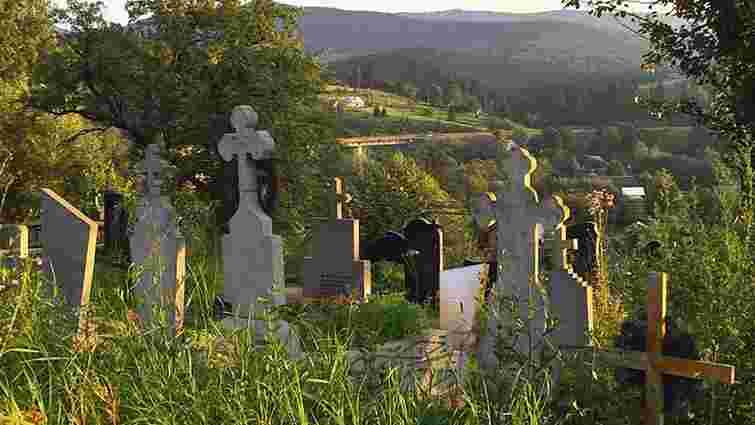Через брак місця на цвинтарі у Ворохті покійників ховають у старих могилах