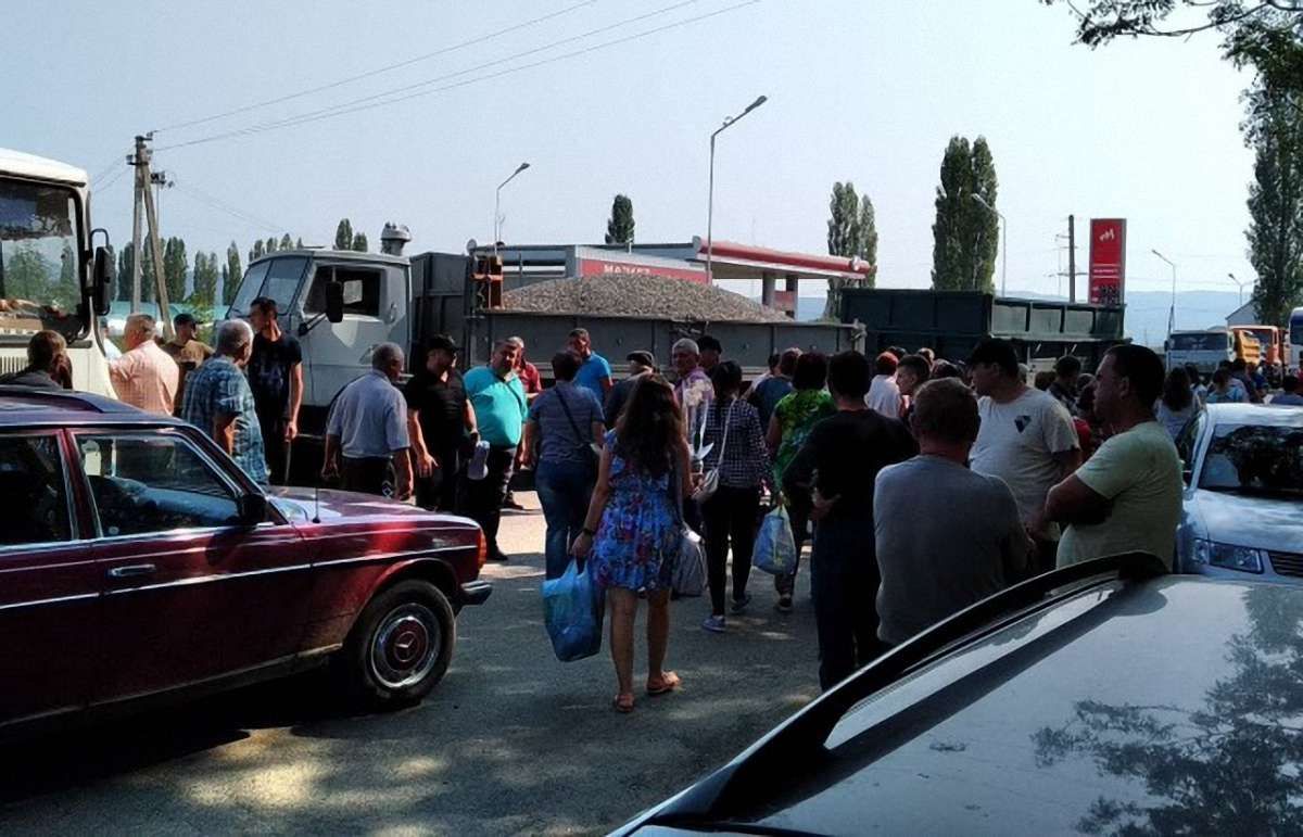 Мешканці села на Закарпатті перекривали дорогу до кордону з Румунією
