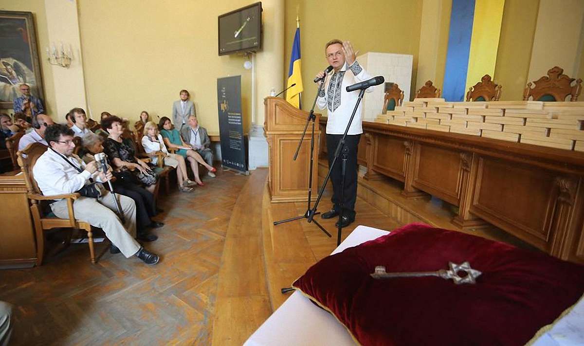 У Львові вручили 75 копій ключа від синагоги людям, які популяризують єврейську спадщину регіону
