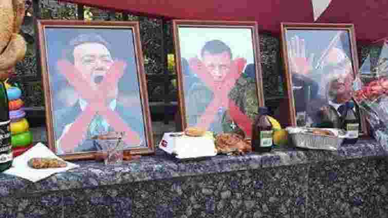 В «пам'ять» про ватажка «ДНР» Захарченка кияни принесли смажених курчат під посольство РФ