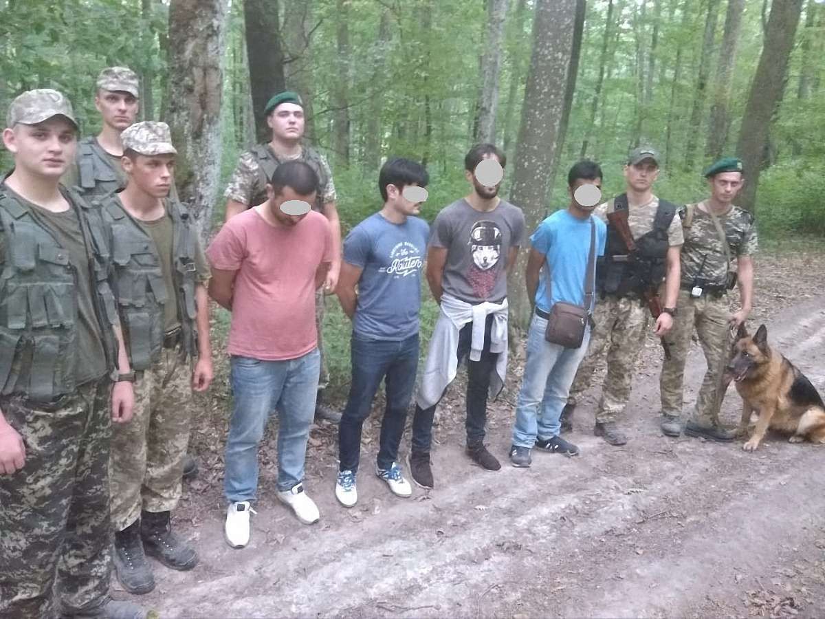 На Закарпатті прикордонники затримали групу нелегалів з Азербайджану та Бангладеш