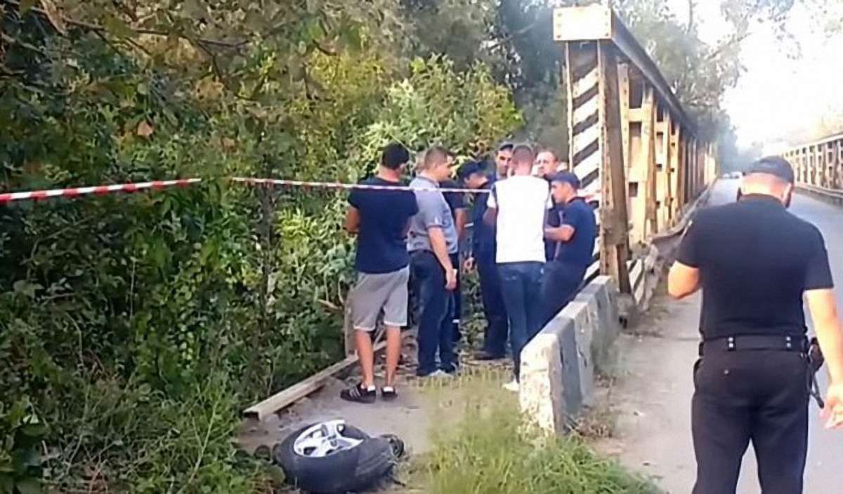 У Чернівцях чоловік викрав з автомийки машину і злетів на ній з мосту 