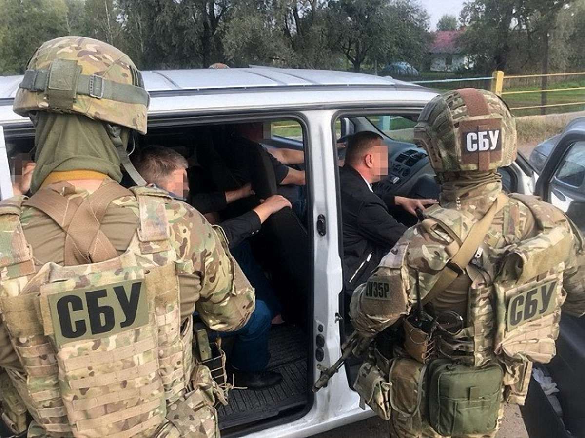 СБУ викрила на хабарі трьох працівників митного поста «Грушів»