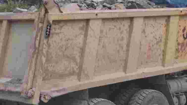 Львівські патрульні затримали дві вантажівки з камінням без необхідних документів