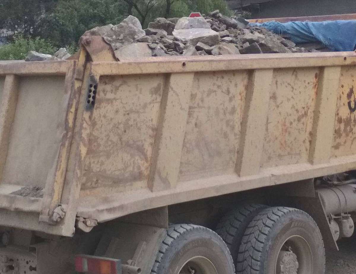 Львівські патрульні затримали дві вантажівки з камінням без необхідних документів
