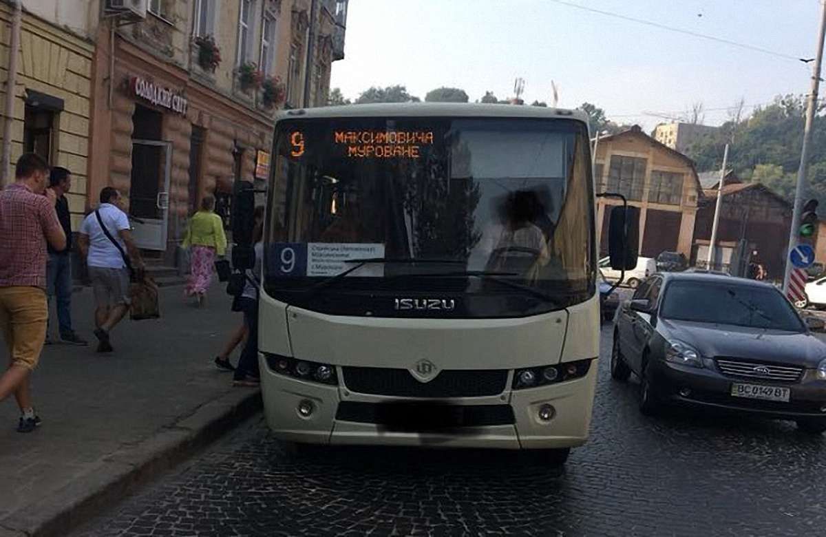 Керівник патрульної поліції Львова особисто заблокував маршрутку, що порушувала ПДР