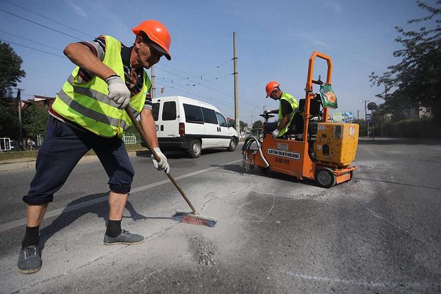 У Львові вперше застосували нову технологію ремонту тріщин в асфальті