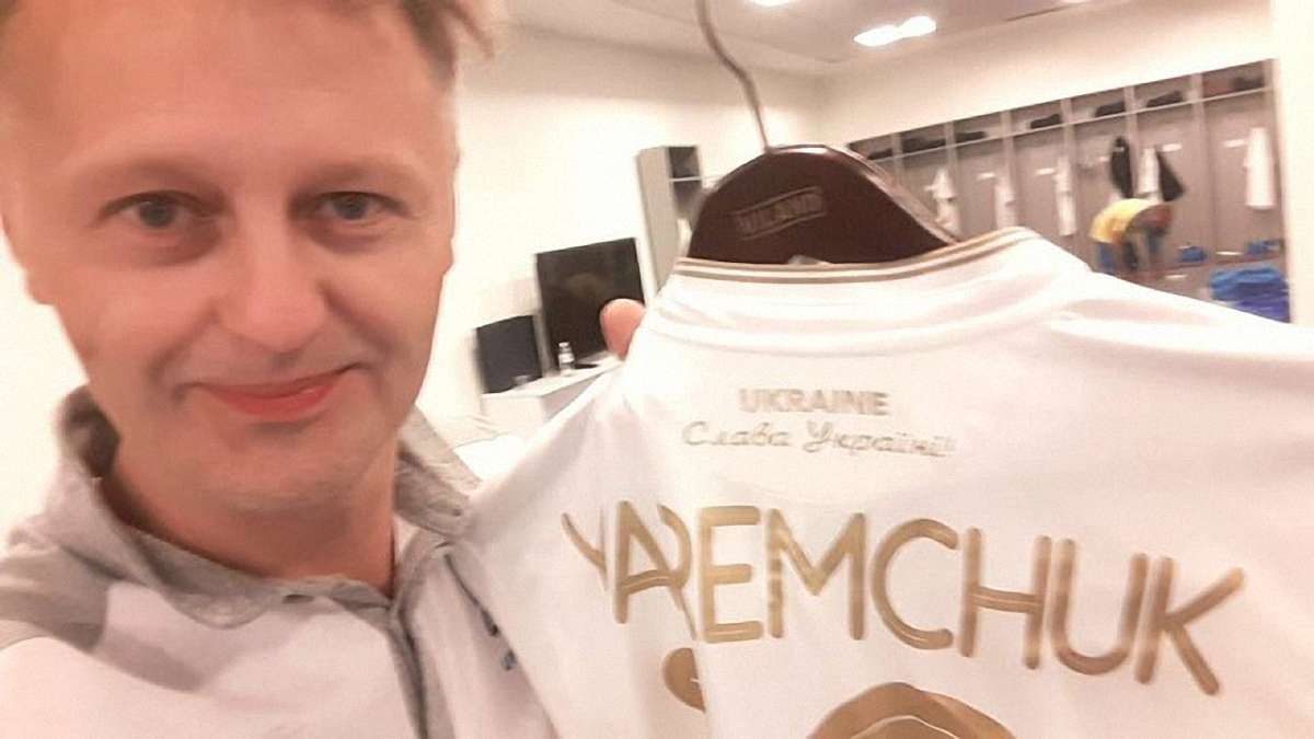 На новій формі збірної України з футболу з'явився напис «Слава Україні»