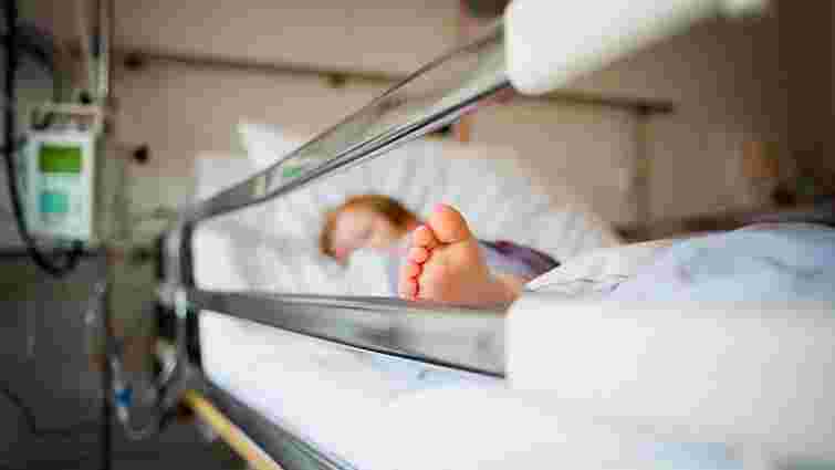У селі на Закарпатті 11 людей захворіли на менінгококову інфекцію, одна дитина померла